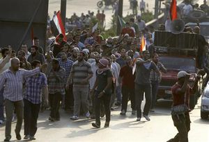 エジプト軍、「流血の覚悟」 カイロ大で１６人死亡、２００人負傷