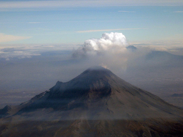 メキシコ首都近郊の火山から噴煙、欠航相次ぐ