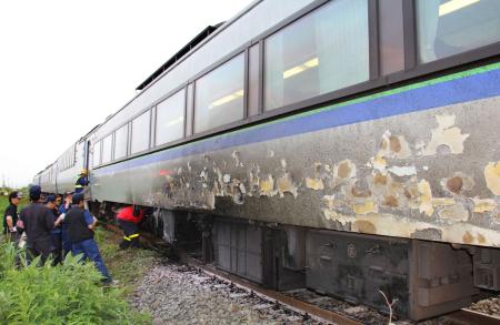 列車火災:特急北斗のエンジン付近から出火 けが人なし