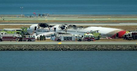 緊急着陸失敗で炎上、２人死亡、多数負傷の報道