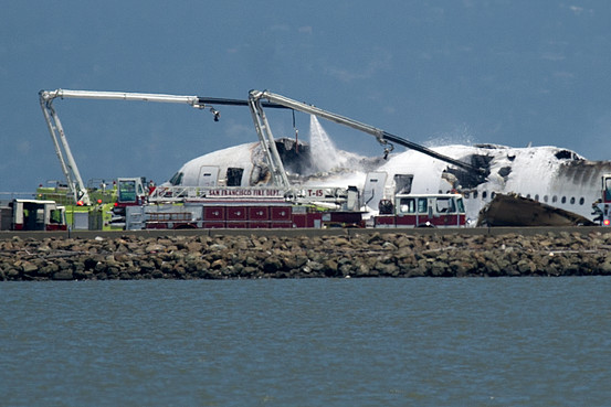 韓国旅客機、着陸失敗＝２人死亡・１８２人負傷－機体大破炎上・米サンフランシスコ