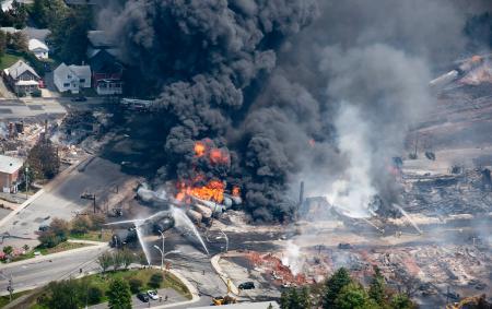 47NEWS ＞ 共同ニュース ＞ カナダで原油輸送列車が爆発 １人死亡、百人不明か