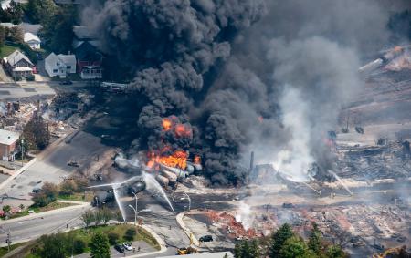 原油積んだ貨物列車脱線炎上、１人死亡…カナダ
