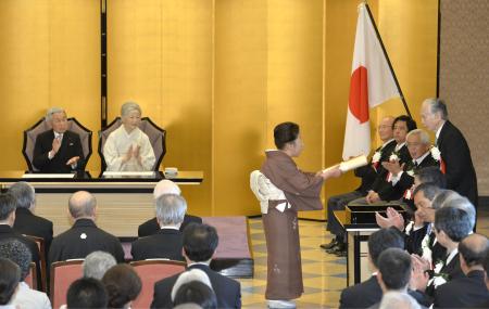 皇室:両陛下、日本芸術院授賞式に出席