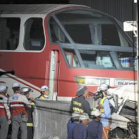 軽乗用車と特急列車が衝突 男性１人死亡