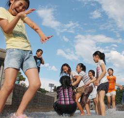 また真夏日列島 東京は３４度超、連続猛暑記録更新か