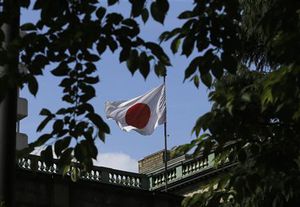 UPDATE 2-日銀景気判断2年半ぶり「回復」復活、15年度に物価2％の見通し維持