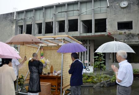 旧大槌町役場に新献花台 震災時の旅行者たちが恩返し