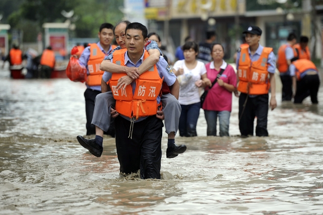 中国で大規模洪水 死者30人超