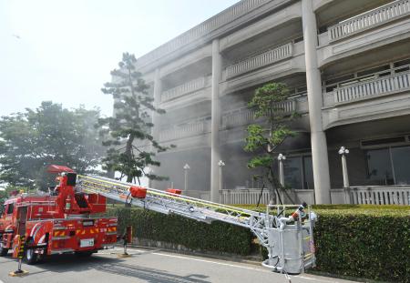 炎と黒煙、悲鳴上げ逃げ惑う市民 兵庫・宝塚市役所放火