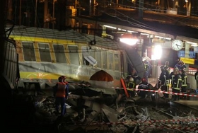 パリ近郊で列車脱線し6人死亡、一部ホームに突っ込む