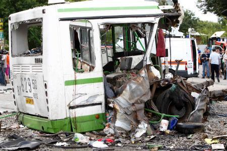 バスにトラック衝突、１８人死亡＝モスクワ