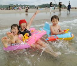 福島・いわき市で３年ぶりの海開き