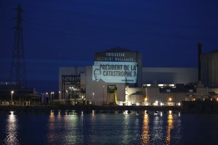 仏原発にグリーンピースの活動家侵入、閉鎖求め横断幕