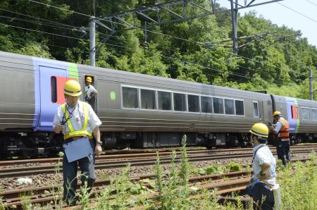 走行中の特急列車から出火、乗客約120人避難 JR北海道が謝罪