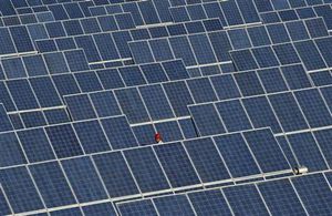 中国、15年までの太陽光発電設備容量の目標を引き上げ