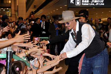 ジョニー・デップ来日 空港に１２００人！ （千葉県）