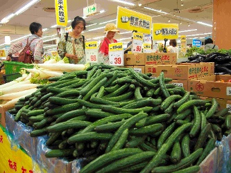 野菜高騰、逆手にセール 大手スーパー