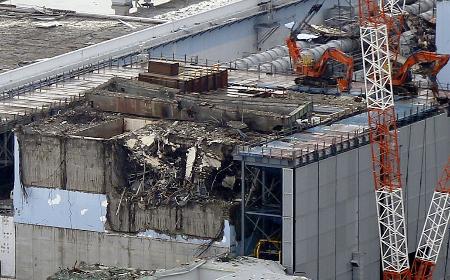 雨水温められ？福島第一３号機建屋に「湯気」