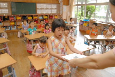 小中学校で終業式 待ちに待った夏休みへ