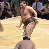 大相撲名古屋場所:白鵬２６回目の優勝 単独３位に