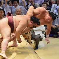 白鵬４３連勝でストップ 稀勢の里、連日の横綱撃破