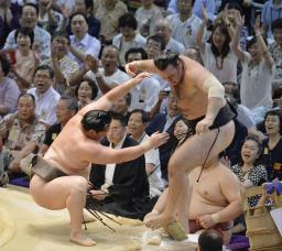 白鵬４３連勝でストップ 稀勢の里が横綱連破