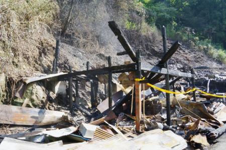 連続放火か…70m離れた住宅2棟全焼 3人死亡 山口