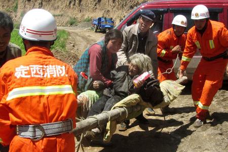 中国甘粛省の地震 死者８９人に