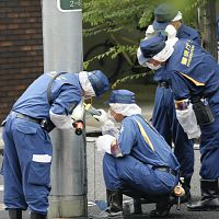 40代女性が頭殴られけが 男は逃走中 千代田区