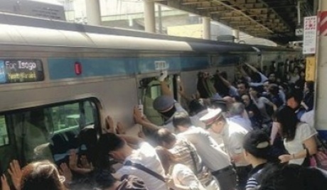 電車とホームに挟まれた女性、乗客が力合わせ救出 ＪＲ南浦和駅