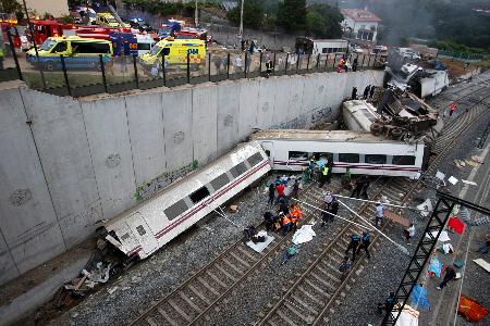 スペイン列車事故の死者８０人に、脱線の瞬間の映像公開