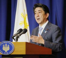 記者会見で質問に答える安倍首相＝２７日、マニラ（共同）