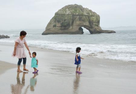 ３年ぶり海開き 茨城の磯原二ツ島海水浴場