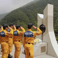 ヘリ墜落事故慰霊碑除幕、「惨禍繰り返さない」