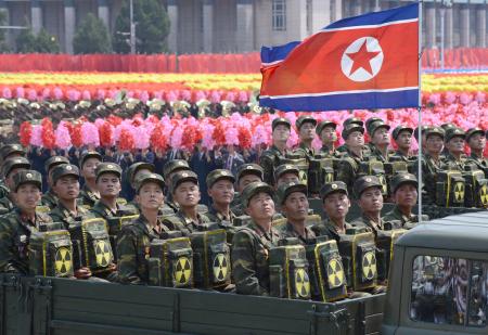 北朝鮮に放射能除染部隊？ 謎のマークの兵士、話題に