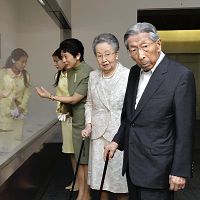 三笠宮ご夫妻、染織の展覧会を鑑賞