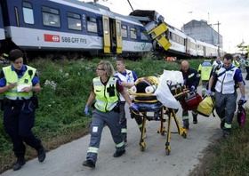 スイスで列車が正面衝突、負傷者４０人以上