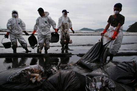 タイ沖で流出した原油がビーチに 観光客避難