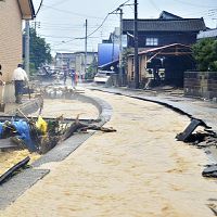 土砂崩れで民家倒壊、男性１人心肺停止 新潟・長岡