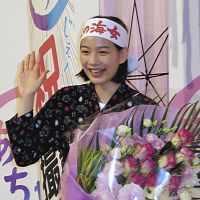 撮影終了後に、記者会見に臨む能年玲奈さん