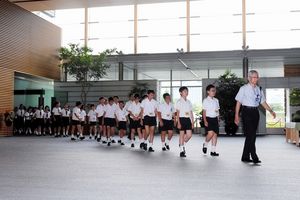 首相官邸に興味津々 子どもたちの夏休み特別見学