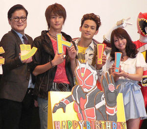 最年長仮面ライダー陣内孝則、パントマイムで公開を喜ぶ！誕生日サプライズに感激