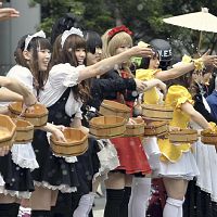 涼しくなれー 東京・秋葉原でメードが打ち水