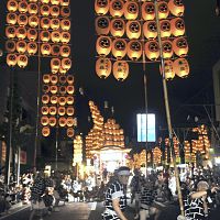 ２６６本の光の稲穂、夏の夜空彩る 竿燈まつり開幕