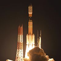 上昇するＨ２Ｂロケット４号機（４日午前４時４８分）＝中嶋基樹撮影