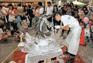 氷彫刻技術コンクール:料理を彩る氷彫刻競う 横浜でコックさん２５人 ／神奈川