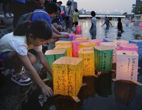 水面をゆらす平和のあかり 広島・元安川で灯籠流し