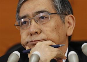 日銀総裁、消費増税を促す 「デフレ脱却と両立する」