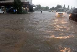 突然の豪雨、内陸襲う 気象庁「経験ない雨」